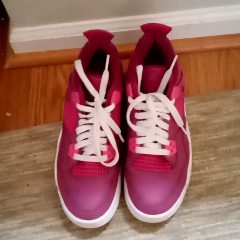I'm selling these Jordans - Picture 2 of 3